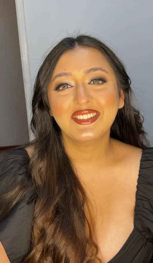 Colour-correcting and contouring during a makeup lesson